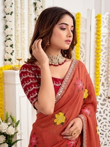Sari Tradicional Indio para Boda, Marca AARA, Rojo, de Seda, con Bordado Floral, Largo hasta el Suelo, Estilo Étnico Pakistaní, Corte Regular - Product Image 3