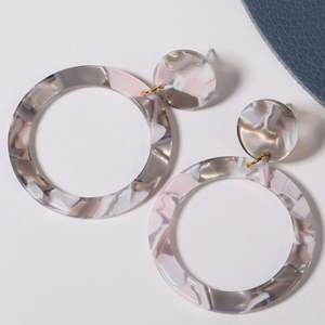 Pendientes de Resina Elegantes con Acabado Brillante, Diseño Moderno, Accesorios de Moda Duraderos y de Lujo, Diseñados por Artesanos Expertos, Moda de Cristal - Product Image 4