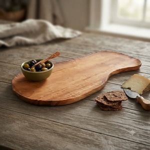 Tabla de servir de madera ecológica lacada para queso, tabla de cortar irregular, bandeja de corte, en stock para catering y regalos de cocina - Product Image 1