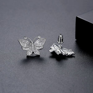 Boucles d'oreilles clous en moissanite forme papillon AMBER JEWELS T-2825, en argent 925, sertissage à griffes, bijoux de mariage minimalistes unisexes - Product Image 1