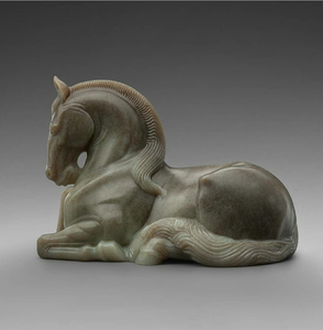 Figura de pájaro tallada en ágata semitranslúcida sobre base de madera, disponible a precios de mayorista. - Product Image 2