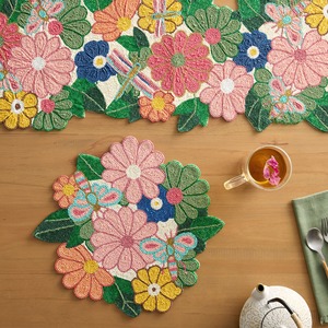 Chemin de table luxueux fait main avec perles florales, motif floral coloré, centre de table pour salle à manger, accent de décoration intérieure - Product Image 1