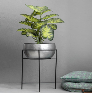 Impresionante maceta de plata martillada con un marco minimalista de metal negro, disponible a precios de mayorista para decoración de lujo. - Product Image 1