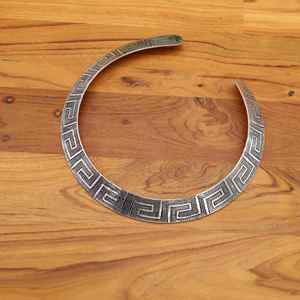 Collar de latón vintage con diseño martillado cristiano, el más vendido, acabado plateado, para fiestas, bodas, gargantilla étnica tipo torque - Product Image 2