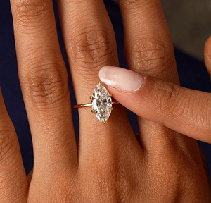Anillo de Compromiso y Boda Clásico de Lujo con Diamantes Cultivados en Laboratorio con Corte Marquesa en Oro de 14K, Certificados por IGI - Product Image 3