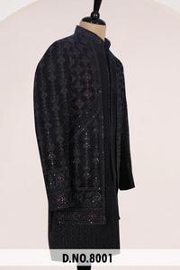 ชุดเชอร์วานีกำมะหยี่สีดำพรีเมียมสำหรับผู้ชาย สไตล์อินโดเวสเทิร์น เหมาะสำหรับงานแต่งงานสุดหรู พร้อมงานปักประณีตและประดับเลื่อม สำหรับโอกาสพิเศษ - Product Image 3