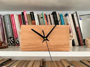 Horloge de bureau traditionnelle en bois, forme circulaire, mouvement silencieux à mouvement continu, finition naturelle, pièce d'accentuation pour la décoration de bureau et de maison, sonnerie horaire - Product Image 1