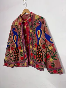 Chaqueta de terciopelo rosa premium con bordado de pavo real, abrigo artesanal bohemio con arte floral Suzani, ropa exterior femenina de inspiración vintage. - Product Image 1
