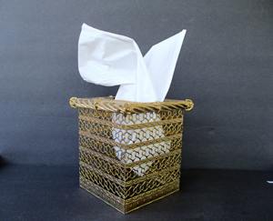 Porte-mouchoirs en métal doré orné de filigrane, boîte à serviettes décorative en forme de panier, idéal pour la cuisine et la table de chevet - Product Image 1