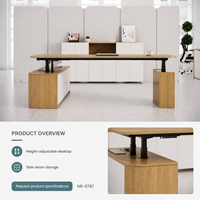 Bureau de travail moderne en forme de L, réglable en hauteur, avec plateau en bois grainé, rangement latéral blanc, colonnes de levage noires, usage commercial