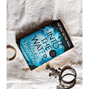 Into the Water de Paula Hawkins, edición en papel, thriller psicológico, misterio, suspense, novela más vendida - Product Image 1