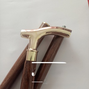 Bâtons de marche rustiques modernes en bois naturel écologique avec poignée en laiton poli, idéaux pour les cadeaux - Product Image 1