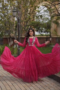Robe ample style Inde-Pakistan en faux georgette, rose, traditionnelle pour Navratri, avec imprimé Laheriya et patchwork Kutchi. - Product Image 2