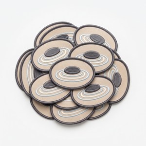 Parche personalizado a granel para tetera de cerámica hexagonal, insignia termoadhesiva de sarga blanca con borde azul pizarra - Product Image 4