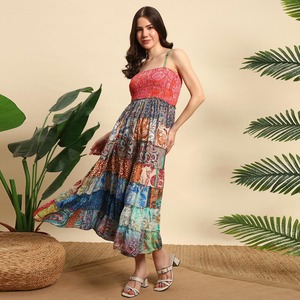 Robe longue bohème en soie de sari vintage, faite à la main, écologique, lavable, multicolore, patchwork indien à plusieurs niveaux - Product Image 4