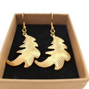 Ensemble de bijoux pour femmes avec motif plume et finition plaquée or véritable 18 carats, colliers pendentifs dorés - Product Image 1