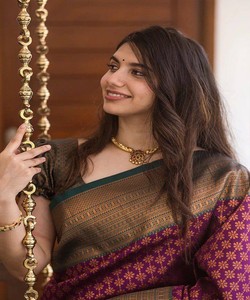 Sari Tradicional Indio de Seda, Estilo Banarasi, Color Morado y Dorado, con Borde Decorado, para Bodas, Largo hasta el Suelo, para Mujer - Product Image 4