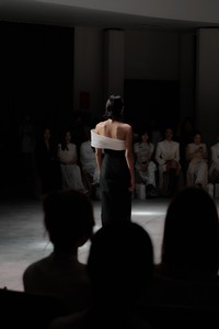 Robes pour femmes en gros, support ODM, robe longue ISOLDE à une épaule, robes élégantes sans manches pour femmes en provenance du Vietnam - Product Image 4