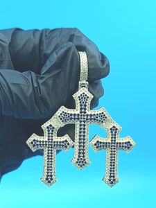 Pendentif Triple Croix Iced Out Luxe en Argent Sterling 925 Plaqué Or 18K avec Moissanite, Bijou Religieux Cadeau pour Homme - Product Image 5