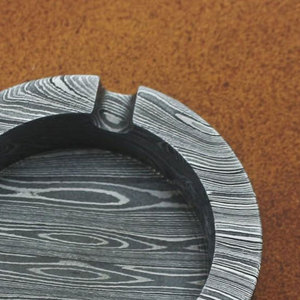 Cenicero de Acero de Damasco Sólido y Resistente, Accesorio para Fumar Hecho a Mano de Primera Calidad con Textura Única para Cigarros, Cigarrillos y Uso en Salones - Product Image 5