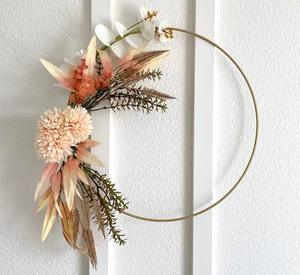 Corona de Metal Bohemia con Flores y Follaje Artificial, Diseño Redondo Decorativo Hecho a Mano para Bodas - Product Image 1