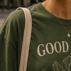 เสื้อยืดผู้หญิงลำลองทรงโอเวอร์ไซส์ คอกลม แขนสั้นแบบดรอปโชว์เดอร์ เนื้อผ้าถักพิมพ์ลาย ระบายอากาศได้ดี น้ำหนัก 280 กรัม ผลิตจากโพลีเอสเตอร์/คอตตอน - Product Image 3