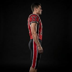 Pantalon de football rembourré personnalisé rouge et noir, uniforme OEM ODM, vêtements de sport en gros, uniforme d'équipe numéro 77 - Product Image 2