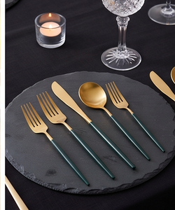 Juego de cubiertos dorados mate con mangos verdes, diseño minimalista, apto para lavavajillas, para uso en catering y mesa. - Product Image 4