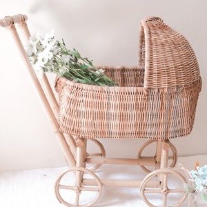 Hermosa carriola de mimbre para muñecas, cochecito pequeño de alta calidad para niños, vagón para muñecas con almacenamiento. - Product Image 1