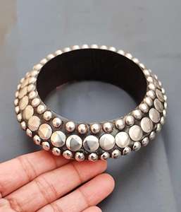 Brazaletes de latón hechos a mano con diseño moderno en relieve, diseño personalizado, accesorios para niñas de Universal Overseas en India. - Product Image 1