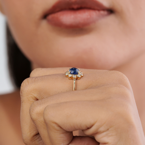 Hermoso Anillo de Oro Amarillo Puro de 14K con Zafiro Azul de Corte Cabujón Inspirado en Flores y Racimo de Diamantes, Proveedor de Joyería - Product Image 4