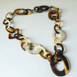 Joyería artesanal india de diseño regular, colgante ecológico de cuerno de búfalo. - Product Image 2