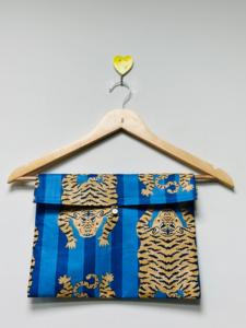 Conjunto de Pijama de Lujo Ecológico de 3 Piezas para Mujer, 100% Algodón, Estampado de Tigre, Camisa con Botones, Pantalón y Bolsa a Juego - Product Image 5