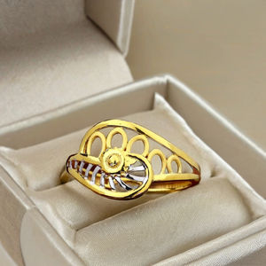 Bague en or à motif floral délicat |   Accent floral bicolore pour femmes |   Bijoux légers de 1,930 grammes - Product Image 3