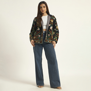 Chaqueta Acolchada de Terciopelo con Bordado Floral Suzani Negro para Mujer, Corte Cuadrado, Cuello Camisero, Botón Único, Estilo Invernal Ecológico - Product Image 1