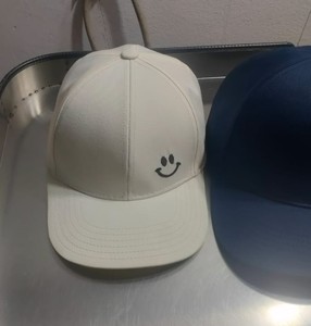 หมวกเบสบอลแบบปรับได้สำหรับทุกเพศ ปักลายหน้ายิ้ม 6 แผง หมวกแบบ Snapback สำหรับกีฬากลางแจ้ง ท่องเที่ยว และสวมใส่ลำลอง - Product Image 1