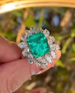 Anillo de Compromiso y Boda de Plata de Ley Chapado en Oro Amarillo con Esmeralda Verde Corte Esmeralda, Esmeralda de Laboratorio de Lujo y Circonita Cúbica - Product Image 4