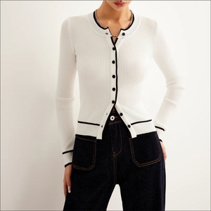 Cardigan unisexe universitaire à col rond, brodé, tricoté, patchwork, à lacets, noir et or, avec logo personnalisé, tendance hiver - Product Image 6