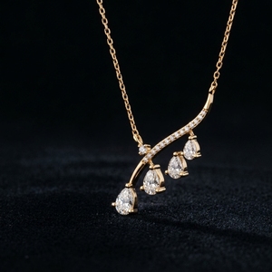Collar de Oro Amarillo de 10K, 14K, 18K con Diamantes Cultivados en Laboratorio, Corte Pera en Cascada y Engaste Pavé Redondo, con Colgante Asimétrico en Forma de Vid - Product Image 1