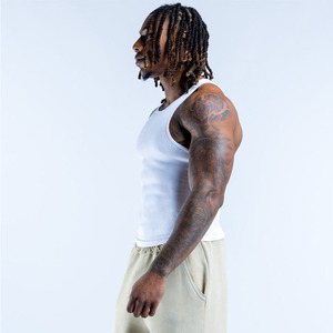 Camiseta sin mangas para hombre con logo personalizado OEM, tejido ligero de alta calidad, espalda cruzada y bajo curvo, ideal para gimnasio y ropa urbana. - Product Image 6
