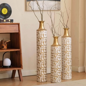 Vase décoratif moderne en métal pour fleurs, élément de décoration élégant pour restaurants et hôtels - Product Image 6