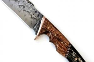 Herramienta utilitaria para exteriores de acero al carbono forjado a mano, con mango compuesto y protector de cobre pulido, de Iron Crown Forge. - Product Image 6