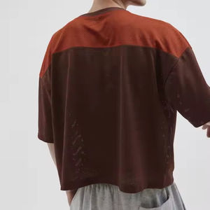 เสื้อฟุตบอลออร์แกนิคคอตตอนสีแดงเลือดหมู แห้งเร็ว เป็นมิตรกับสิ่งแวดล้อม หมายเลข 69 ปีกสีขาวทอง คอวี แขนสั้น สไตล์วินเทจสำหรับผู้ชาย - Product Image 3