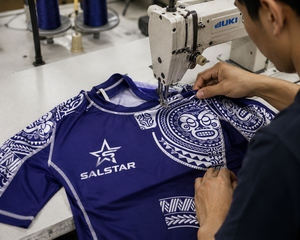 Camiseta de Compresión Ecológica para Hombre, Secado Rápido, Personalizable con Logotipo, Sublimación, Mangas en Contraste, Cuello Redondo, Protección UV, Ropa Deportiva - Product Image 6