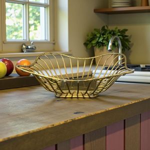 Panier à fruits en métal classique et élégant, conçu pour la présentation des fruits et légumes frais sur la table de cuisine - Product Image 1