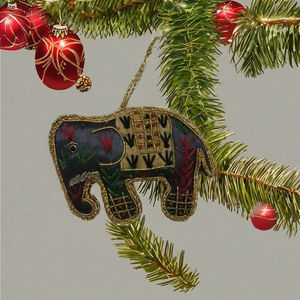 Ornement de boule de Noël Royal Parade pour arbre de Noël, fabriqué à la main avec soin, de haute qualité, écologique, durable, avec des motifs brodés d'éléphants - Product Image 3
