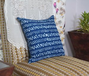 Funda de cojín azul índigo estampada a mano, funda de almohada étnica de algodón - Product Image 3