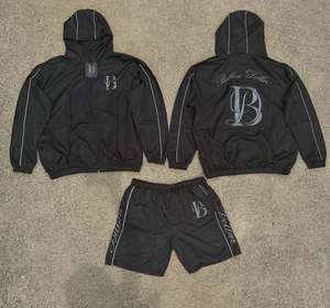 Conjunto Deportivo de 2 Piezas para Hombre, de Alta Calidad, Estilo Urbano, Chaqueta Cortavientos con Capucha y Cremallera de Nailon, Pantalones Cortos, Trajes Deportivos Reflectantes - Product Image 1