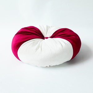 Coussins décoratifs ronds en velours faits à la main, plissés et tuftés, colorblock, pour canapé et lit, rouge et blanc, vente en gros de textiles de maison - Product Image 2