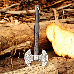 Hache viking à double tête forgée à la main – Tête en acier au carbone gravée à l'acide, manche en bois de frêne massif avec fourreau en cuir – Haches OEM personnalisées - Product Image 4